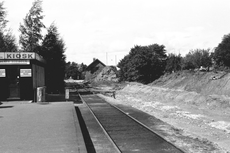 http://www.mjk-h0.dk/evp_DSB-Div/34-483.VI.71.Farum.mod_Slp.August_1973.jpg