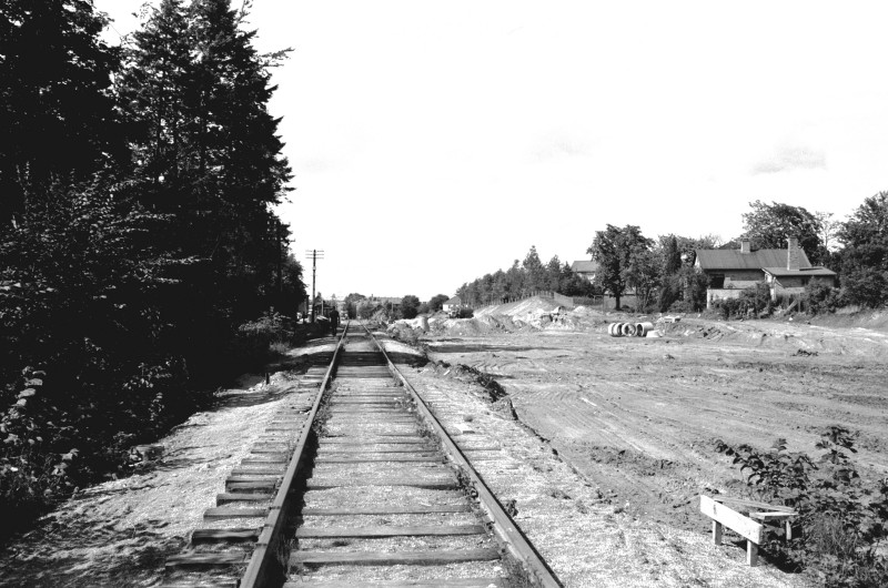 http://www.mjk-h0.dk/evp_DSB-Div/36-483.I.02.Det_gamle_spor_mod_Farum.Aug.1973.jpg