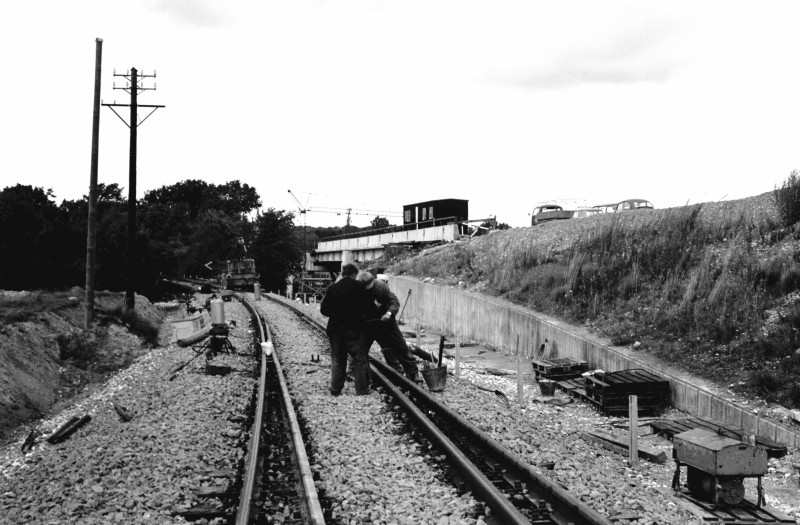 http://www.mjk-h0.dk/evp_DSB-Div/48-483.III.24.Sporsk.inden_broen.Mod_Fm.Aug.1973.jpg