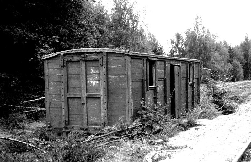 http://www.mjk-h0.dk/evp_DSB-Div/53-483.IV.40.DSB%20QB%2023454.Skur.Farum-Vaerloes.Aug.1973.jpg
