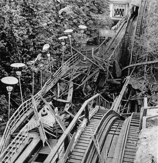 2408-Rutschbanen-spraengt-Tivoli.1944.jpg