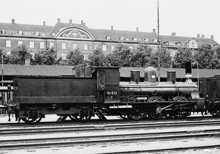 http://www.mjk-h0.dk/evp_Div/71.i.023a.dsb_g_611.oesterport.25.juli_1959.jpg