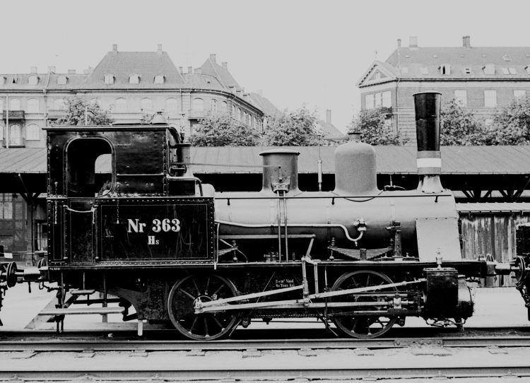 http://www.mjk-h0.dk/evp_Div/71.i.21a.dsb_hs_363.oesterport.25.juli_1959.jpg