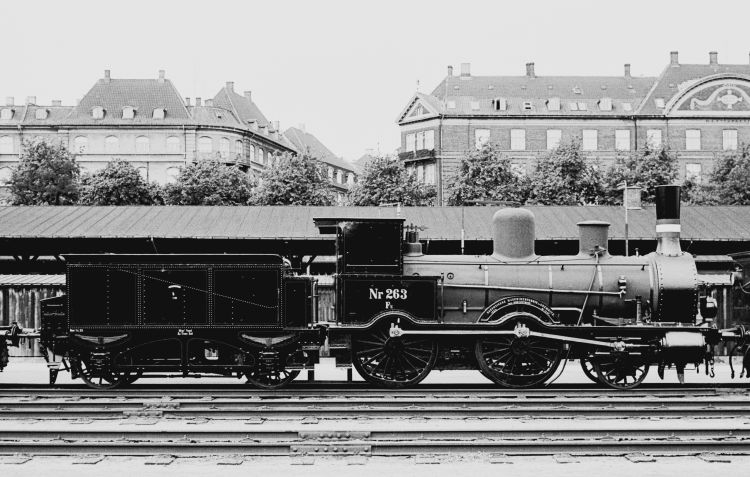 http://www.mjk-h0.dk/evp_Div/71.i.22a.dsb_fs_263.oesterport.25.juli_1959.jpg