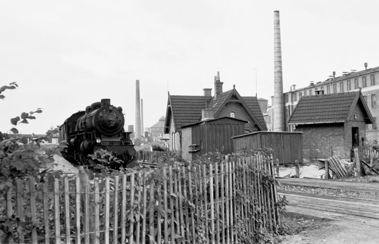 http://www.mjk-h0.dk/evp_Gas/171.i.13.dsb_e_999_v.trekronergade-overkoerslen.sept.1962.jpg