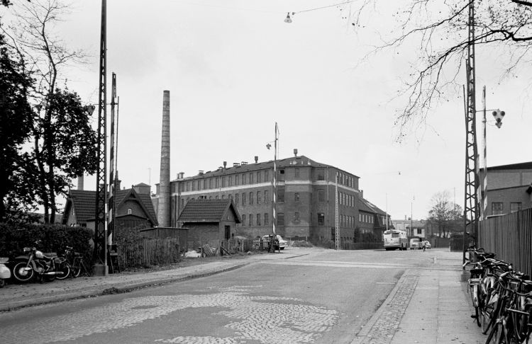 http://www.mjk-h0.dk/evp_Gas/171.i.14.dsb-trekronergade-overkoerslen.sept.1962.jpg