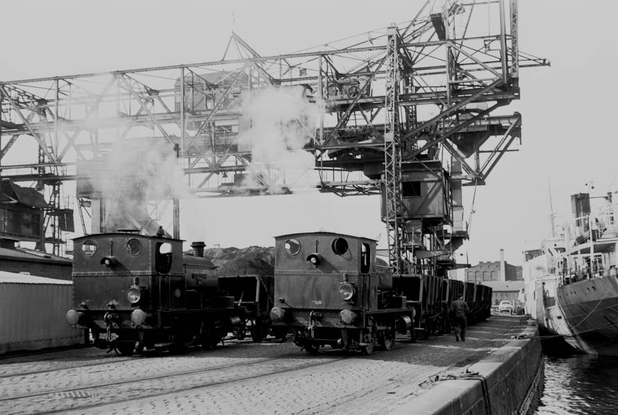 http://www.mjk-h0.dk/evp_Gas/63.ii.14.oestre_gasvaerk_nr.3_og_1.kbh.frihavn.apr.1959.jpg