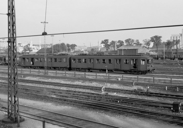 http://www.mjk-h0.dk/evp_Gb/478.i.06a.dsb_mm_755og751.kbh.gb.v.dyt.18.9.1972.jpg