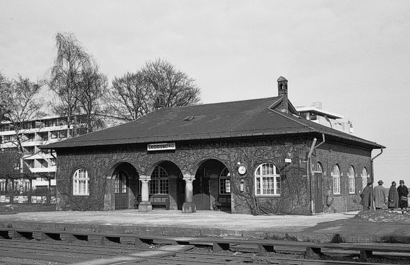 http://www.mjk-h0.dk/evp_Kystb/191.iii.59.skodsborg,oestre_billetkontor.24.3.1963.jpg