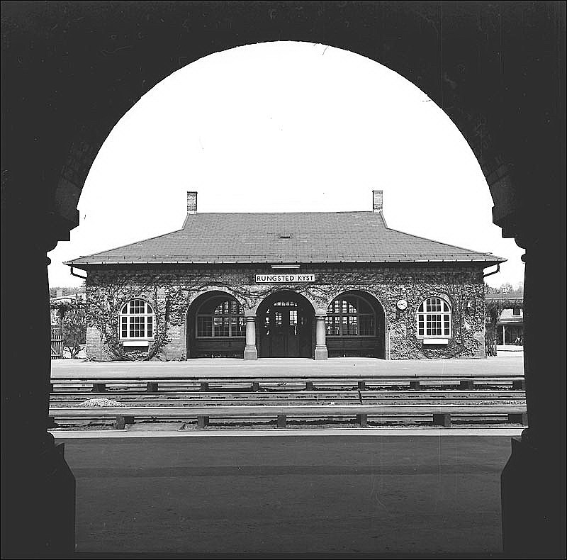 http://www.mjk-h0.dk/evp_Kystb/rungsted_oestre_station.foto.-c-.per%20b.%20pedersen.1964.jpg