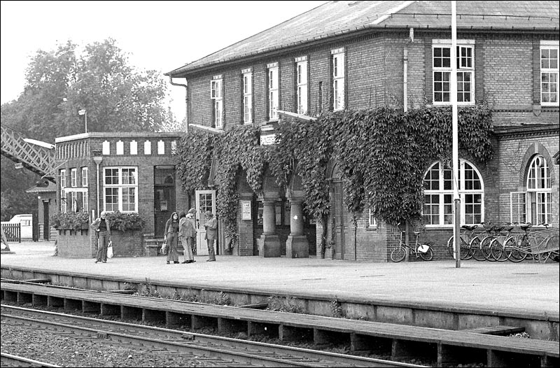 http://www.mjk-h0.dk/evp_Kystb/rungsted_vestre_station.1971.foto.-c-.per%20b.%20pedersen.jpg