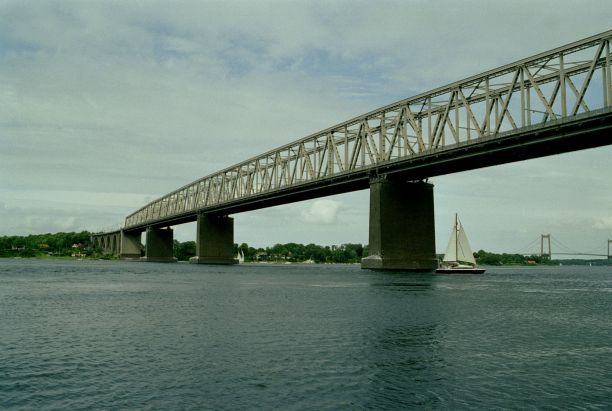http://www.mjk-h0.dk/evp_Lillebaeltsbroen/1184.12a.lillebaeltsbroen.16.juni%202002.jpg