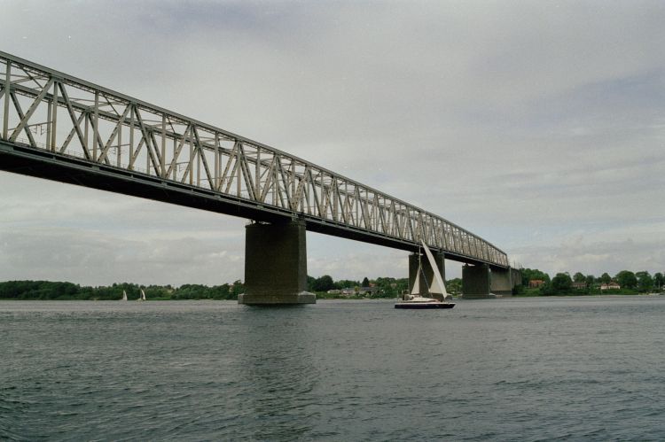 http://www.mjk-h0.dk/evp_Lillebaeltsbroen/1184.15a.lillebaeltsbroen.16.juni%202002.jpg