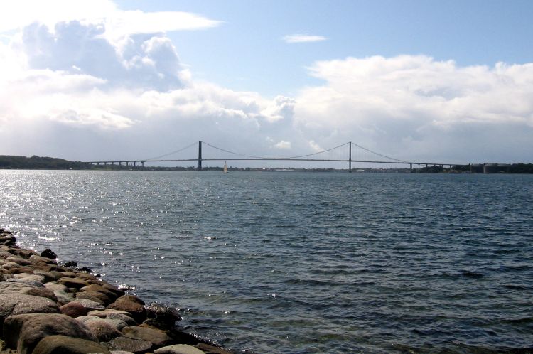 http://www.mjk-h0.dk/evp_Lillebaeltsbroen/den_ny_illebaeltsbro_30.8.2009_foto.erik,my1287.,.jpg