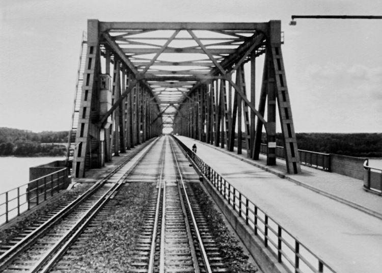 http://www.mjk-h0.dk/evp_Lillebaeltsbroen/lillebaeltsbroen-31.foto.james%20steffensen..jpg