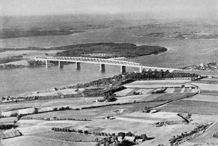 http://www.mjk-h0.dk/evp_Lillebaeltsbroen/lillebaeltsbroen-38.ca.1935.foto.dsb..jpg