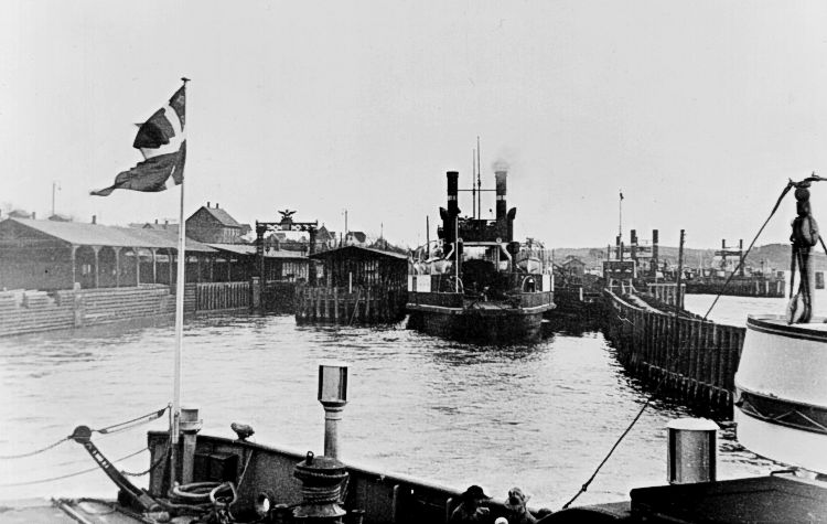 http://www.mjk-h0.dk/evp_Lillebaeltsbroen/strib_faergehavn-21.4.1935.jst.jpg