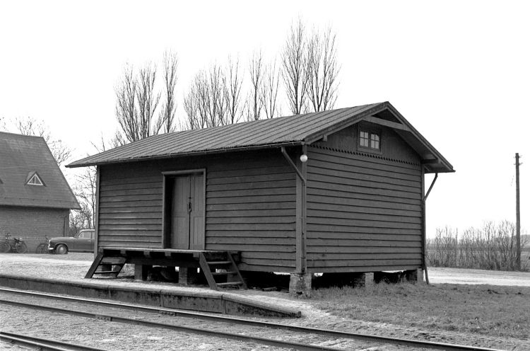 http://www.mjk-h0.dk/evp_OKMJ/312.i.06.okmj%20revninge,varehuset.20.3.1966..jpg