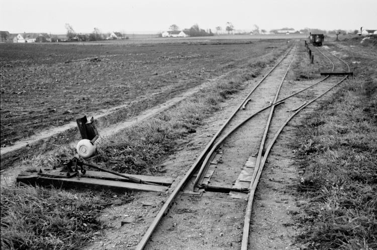 http://www.mjk-h0.dk/evp_Roer/73.iii.04.goerlev_sukkerfbr.sporskifte_paa_mark,nov.1959.jpg
