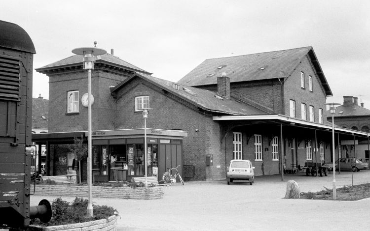 http://www.mjk-h0.dk/evp_SFB/517.iv.23a.faaborg_st.perronfacaden.20.8.1977.jpg