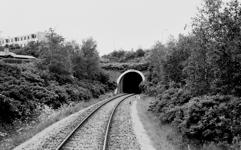 http://www.mjk-h0.dk/evp_SVJ/248-505.iii.15a.dsb.tunnellen_v.skive.12.6.1976.jpg