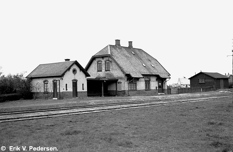 5691-21.III.13, St. AB,Magleby st, perronfacade, maj 1957.jpg (800×522)