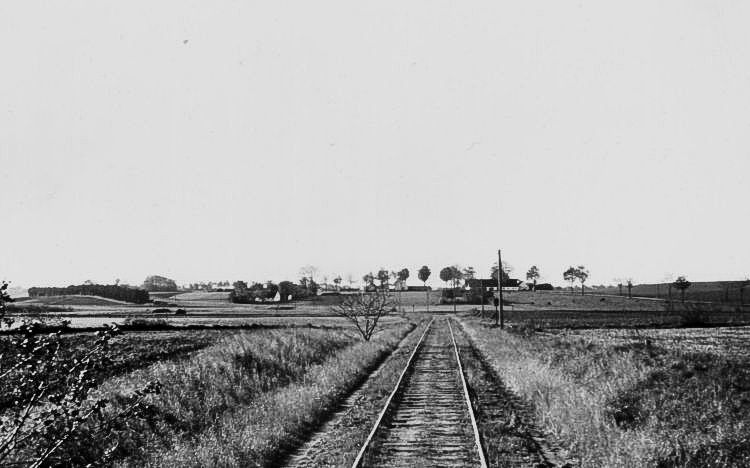 http://www.mjk-h0.dk/evp_So-Ve/mellem%20pedersborg_og_doejringe--maaske-.22.10.1950.foto.jst.jpg