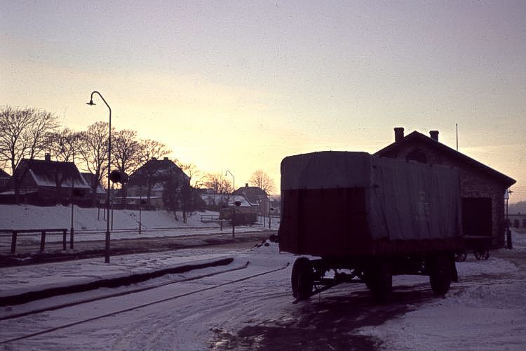 http://www.mjk-h0.dk/evp_Soroe/12a-13.soroe.udsigt_fra_godseksp.vindue_mod_vest.vinter_1957-58.jpg