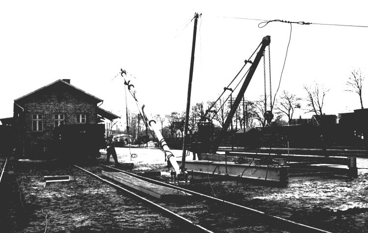 http://www.mjk-h0.dk/evp_Soroe/15.i.02.rejsning_af_ny_kran.soroe.ca.20.3.1957.jpg