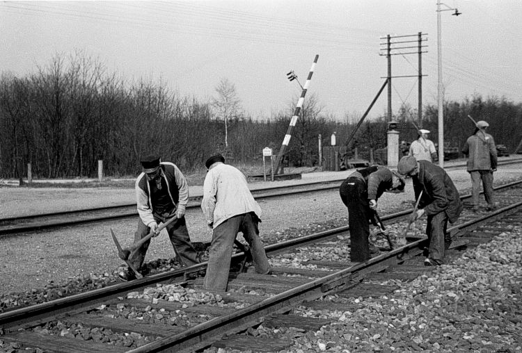 http://www.mjk-h0.dk/evp_Soroe/17.i.09a.sporarbejde%20i%20vestenden.soroe.ca.1.4.1957.jpg