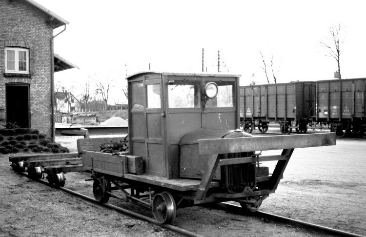 http://www.mjk-h0.dk/evp_Soroe/32.ii.07a.motortrolje.soroe.okt.1957.jpg