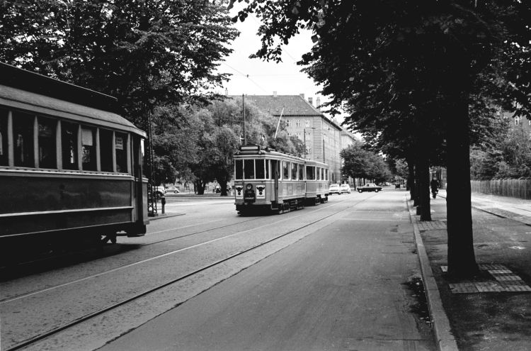 http://www.mjk-h0.dk/evp_Sporvogne/122.i.23a%20ks%20%20linie%20-buh-,%20v.%20borups%20alle.%20juli%201960.jpg
